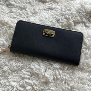 🆕‎ Michael Kors Continental Wallet